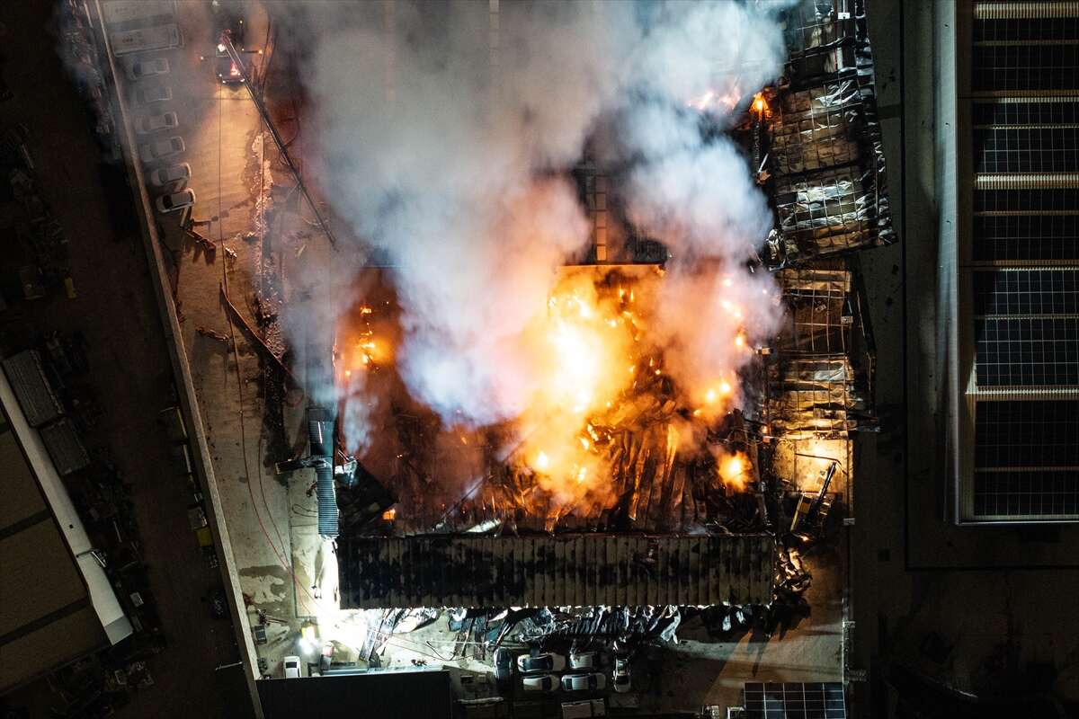 OSB’deki fabrikada çıkan yangın 5 saatte söndürüldü 12